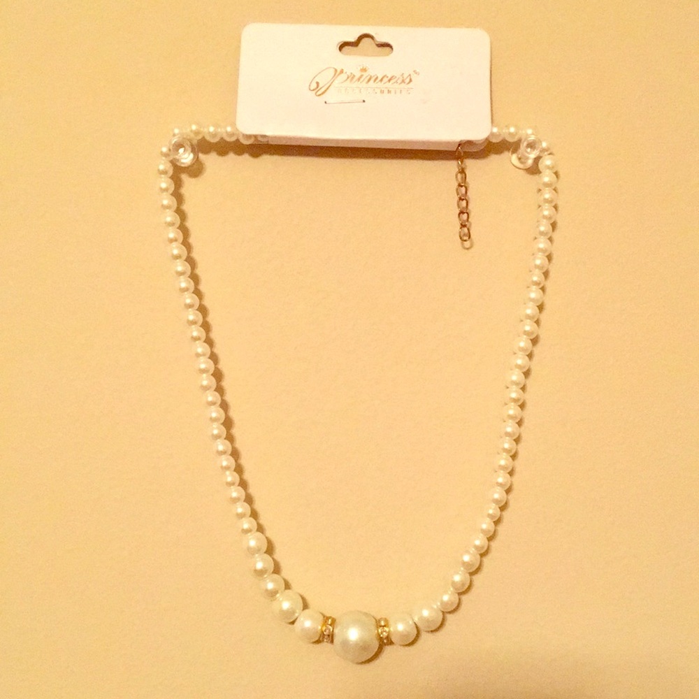 Classic pearl statement necklace